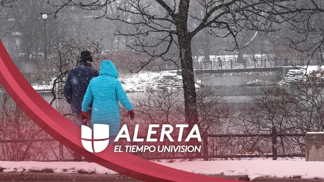 A Chicago está entrando la segunda ronda de esta tormenta invernal que traerá nieve hasta las 10:00 am, aproximadamente. Después de esa hora empezarán a registrarse precipitaciones tipo lluvia y en la noche volverán los copos. Las máximas de este martes alcanzarían los 37 grados Fahrenheit y para este miércoles se prevé una acumulación de 5.5 pulgadas.