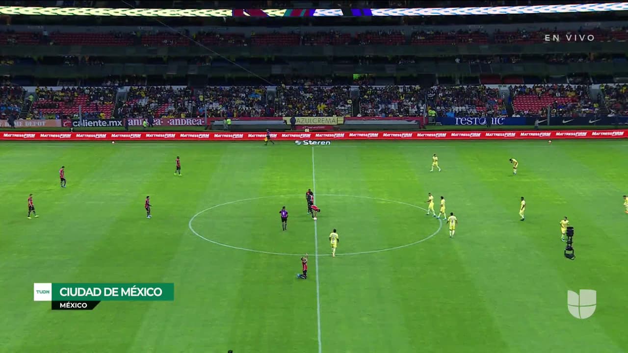 Arranca el partido y la pelota está en juego.