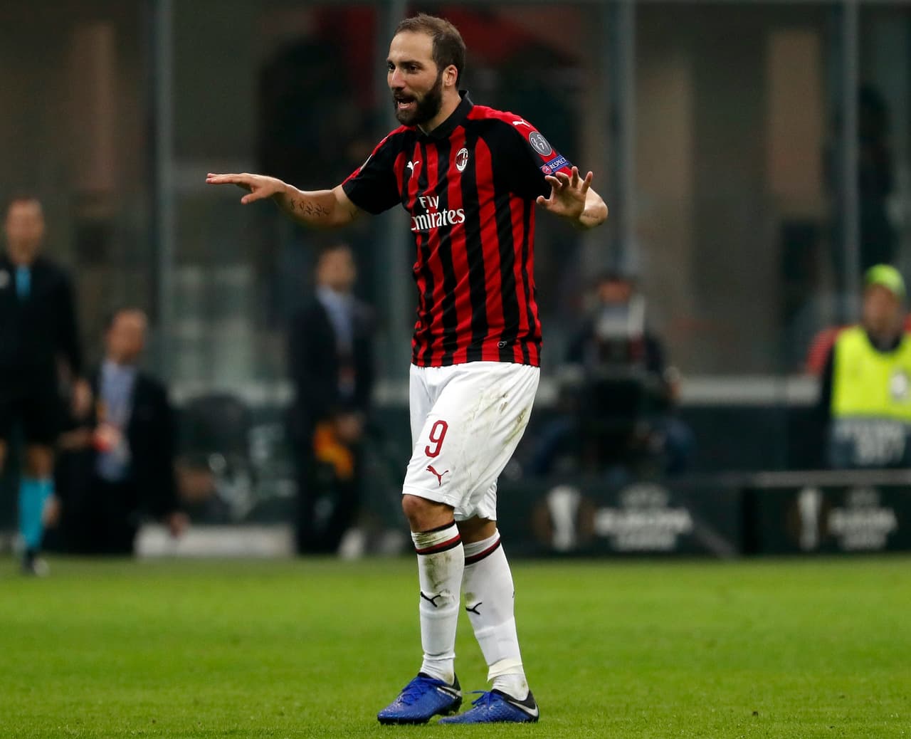 Gonzalo Higuaín decepcionó en la derrota del Milan ante el Betis