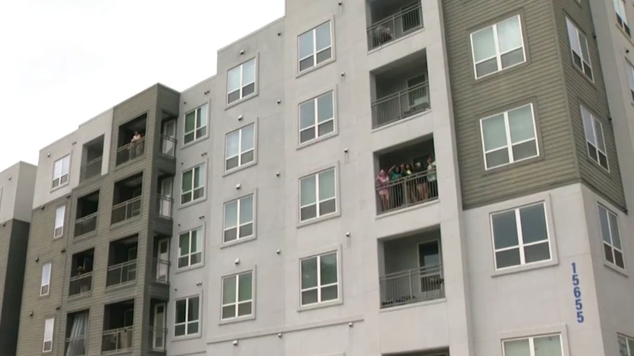 Mujer ataca a bombero en San Antonio tras llamado al 911; SWAT interviene