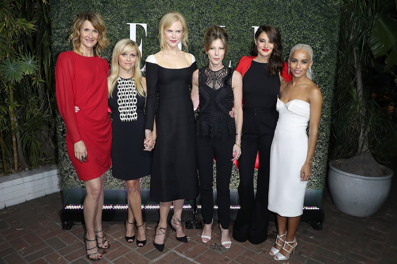 Laura Dern, Reese Witherspoon, Nicole Kidman, Shailene Woodley y Zoë Kravitz posan con Robbie Myers, editora de la revista.