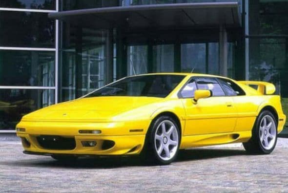 Un coche deportivo Lotus Esprit Turbo por 77 centavos. La esposa del presentador de National Geographic Tim Shaw puso en venta el coche por 77 centavos después de que su marido le dijera en vivo a la modelo Jodie Marsh que por ella sería capaz de dejar a su mujer y sus hijos. El coche se vendió en cinco minutos. (Imagen tomada de twitter)