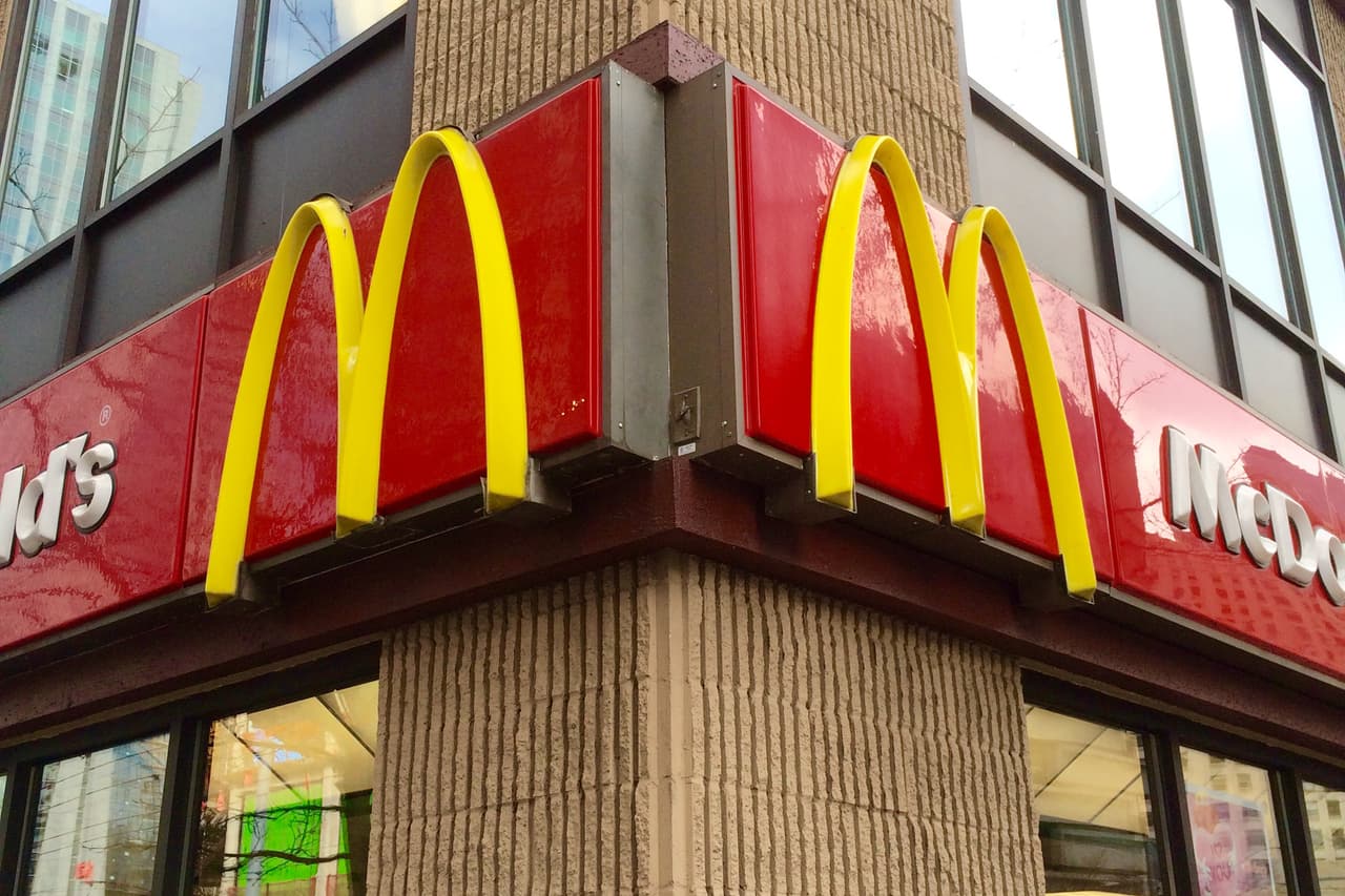 <b>11 dólares</b>
<br>
<br>Seattle, Washington.
<br>
<br>Los precios para un mismo menú varían de una nación a otra, e incluso entre ciudades del mismo país. El portal Numbeo, que analiza los datos de costo de vida en todo el mundo,
<a href="https://www.numbeo.com/cost-of-living/region_prices_by_city?itemId=3®ion=021"><u>comparó el precio de un McMeal en más de 10,000 ciudades</u></a>. Este es un plato típico sencillo de McDonald's que consiste en una hamburguesa u otro artículo principal más papitas y refresco.