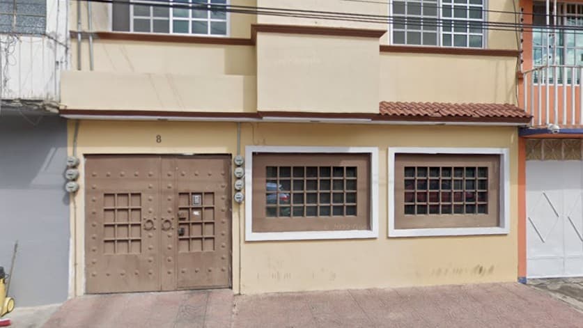 La casa de tres pisos marcada con el número 8 de la colonia Pradera, alcaldía Gustavo A. Madero, fue donde localizaron el centro de atención telefónica fraudulento que era usado para extorsionar a clientes de bancos.