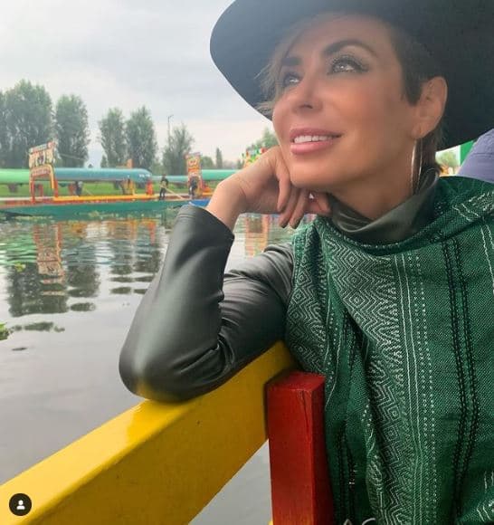 Eso sí, aunque su estilo casual sea muy rockero, no por ello deja de lado su amor por las prendas tradicionales creadas por artesanos mexicanos. Por ejemplo, durante una salida a Xochimilco, México, Carmen presumió un 'outfit' con prendas de cuero y un telar verde la protegía del frío.