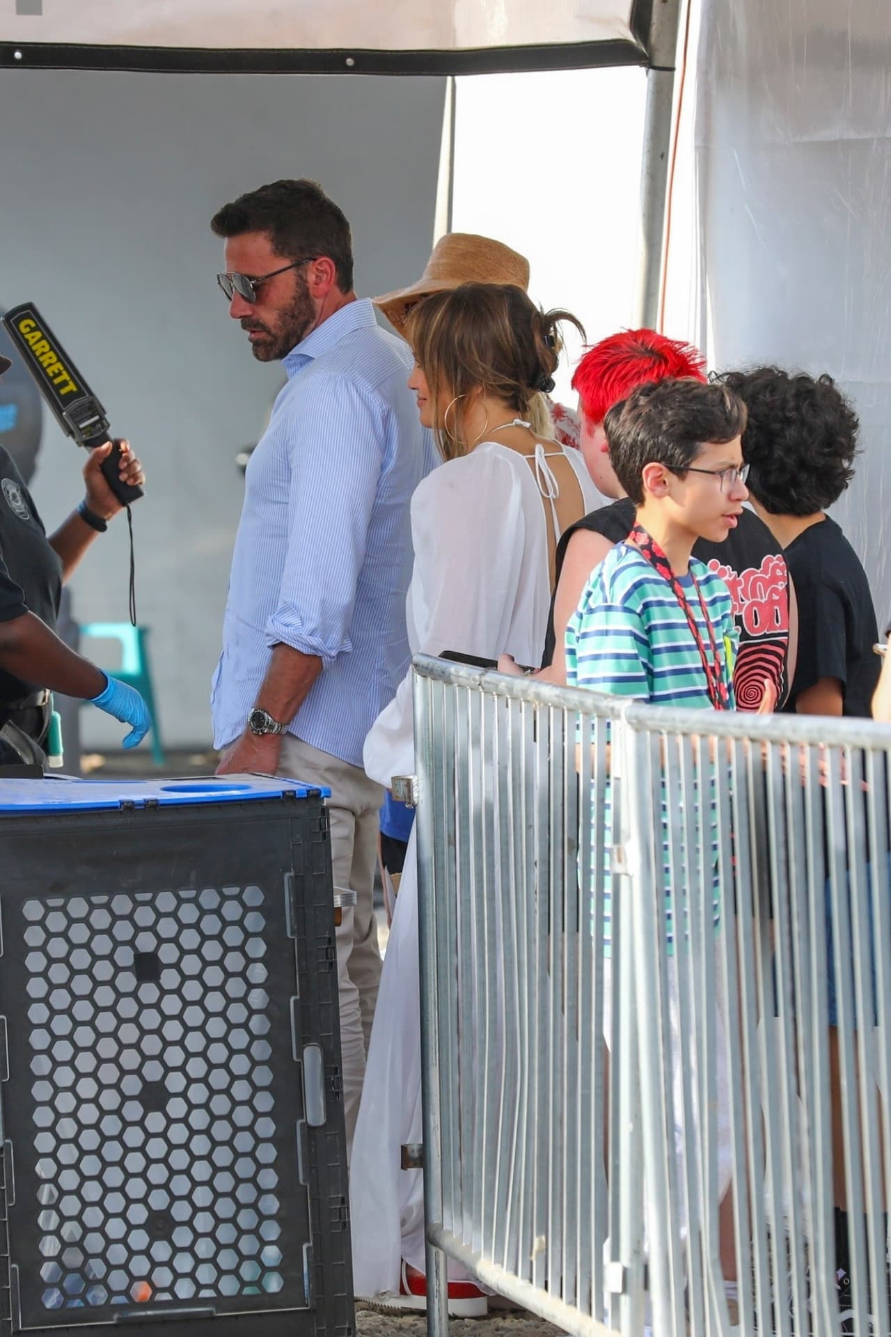 La noche antes de que JLo y su marido acapararan ahí las miradas, los asistentes se vieron obligados a abandonar la feria de manera intempestiva.
<br>