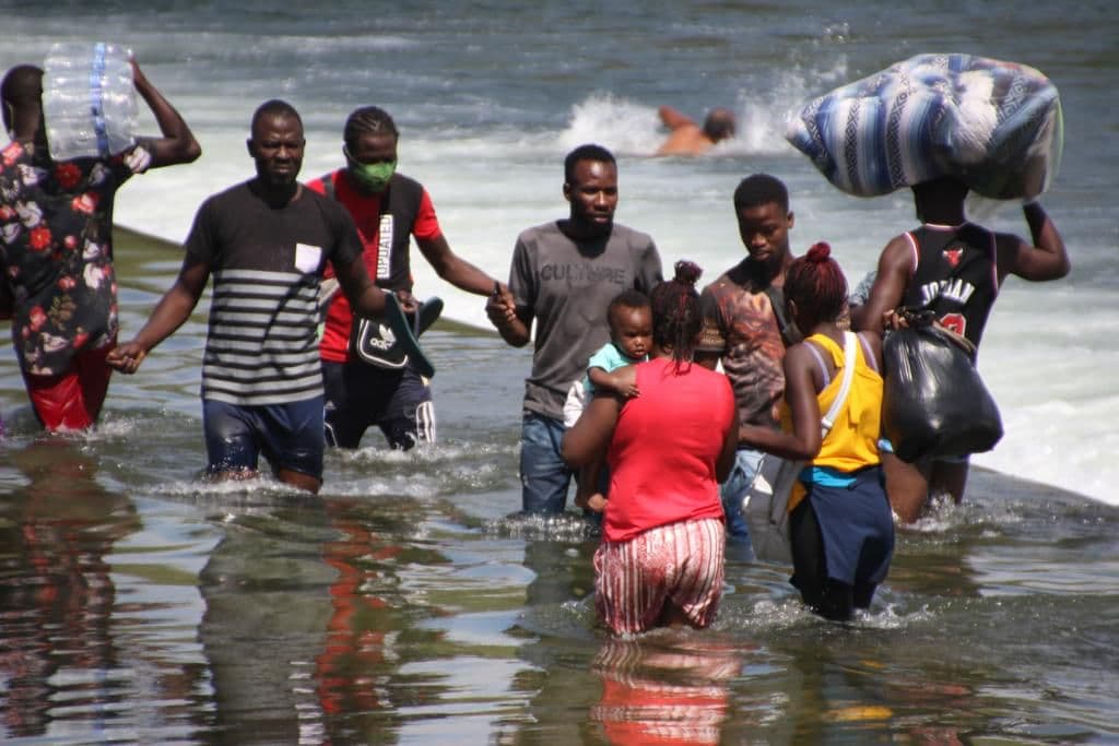 Greg Abbott solicita a Joe Biden una declaración de emergencia federal por la crisis de inmigrantes en Val Verde 