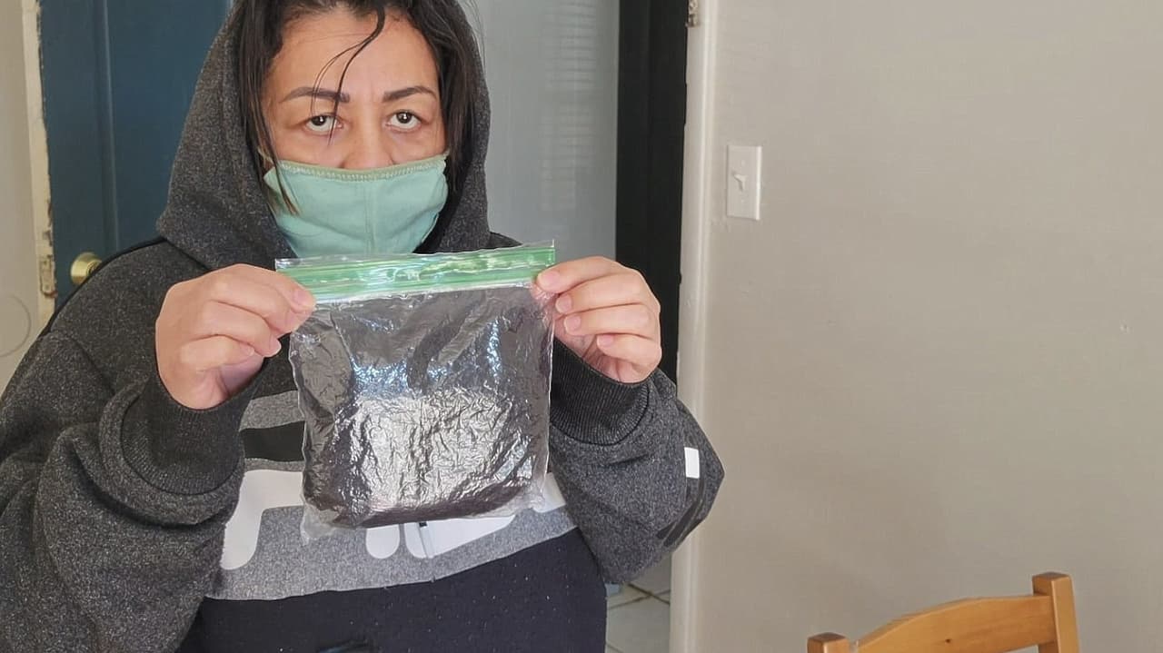 “Hasta fiebre le dio”: una madre denuncia que a su hija le cortaron mechones de cabello en la escuela