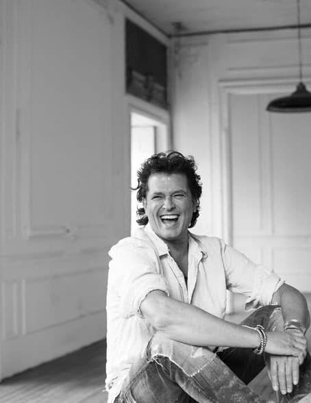 Carlos Vives siempre de muy buen humor, esperando que votes por 'La bicicleta'.