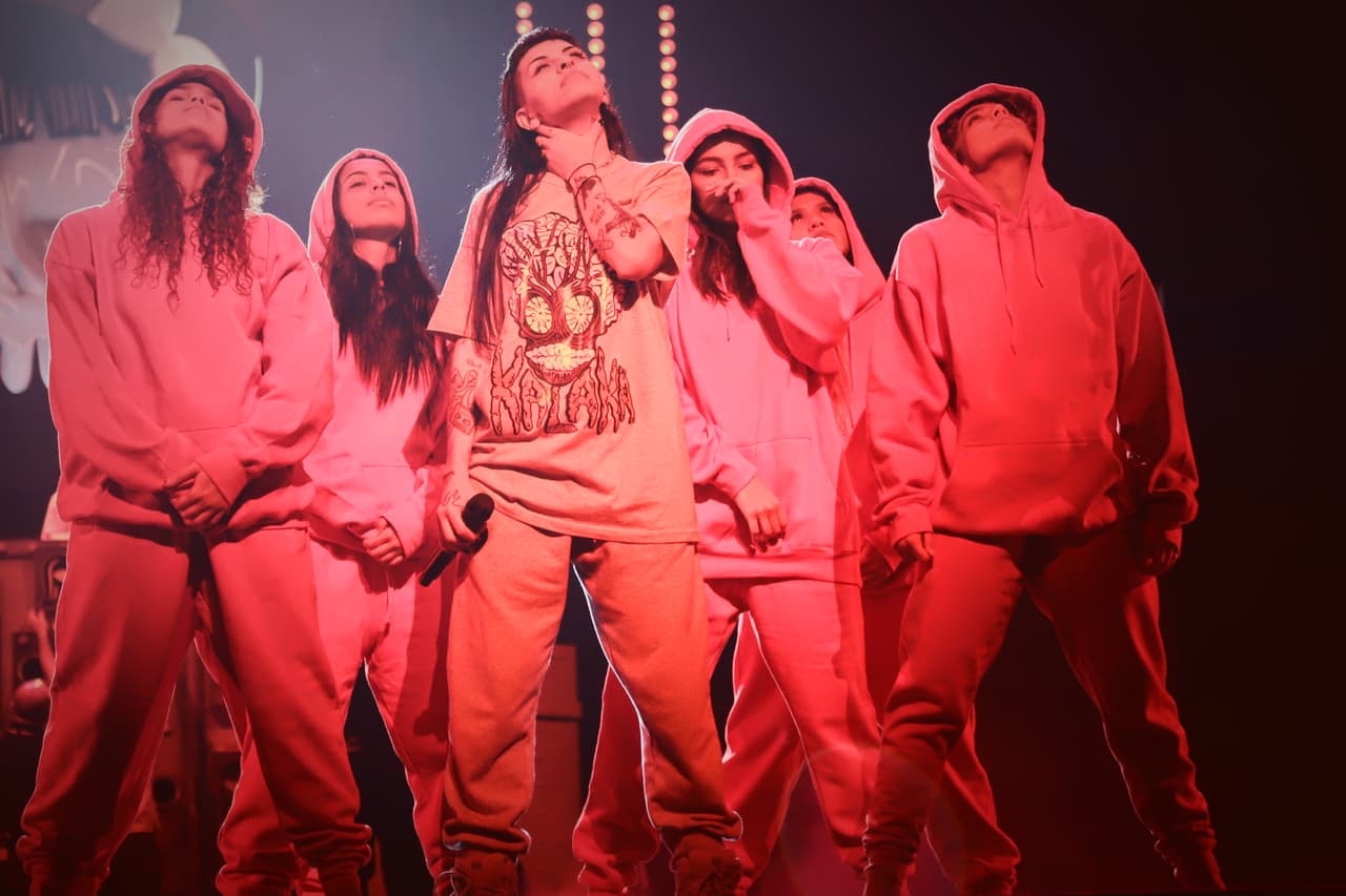 La intérprete, que está nominada a un premio en la categoría Artista Revelación Femenina, sudó practicando una osada coreografía con una docena de bailarines.