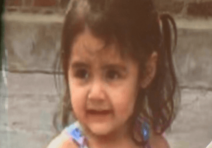 Jazebel Alemán, de tres años de edad, fue muerta a golpes dados por su padre
<b><a href="https://www.univision.com/chicago/wgbo/noticias/asesinatos/recaudan-fondos-para-el-funeral-de-la-nina-de-tres-anos-asesinada-a-correazos-por-su-padre-en-chicago"> con un cinturón porque la niña no quería comer</a>.</b> Una autopsia determinó que la pequeña tenía las costillas fracturadas, desgarres en el intestino delgado, lesiones en el páncreas y moretones muy fuertes. Entre ellos, varias marcas que se asemejaban a las de una hebilla de cinturón en la cadera y en el pecho.