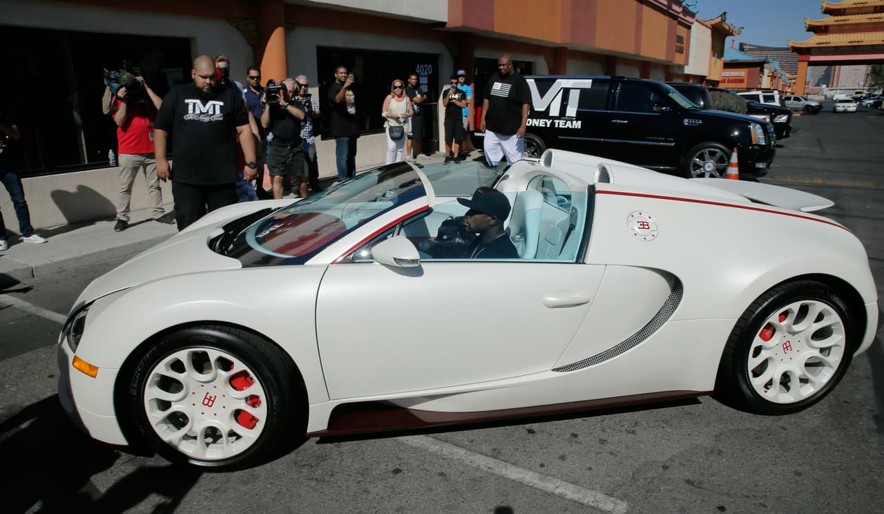 Entre rumores de bancarrota, Floyd Mayweather Jr vende dos Bugatti Veyron Grand Sport de su colección