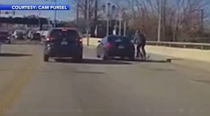 Buscan a conductora que presuntamente golpeó a ciclista en calle de Filadelfia