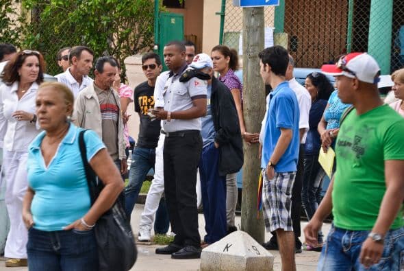 Mientras el gobierno de EE.UU. volvió a pedir a Cuba la liberación del contratista estadounidense Alan Gross durante la ronda de diálogo migratorio que tuvo lugar el jueves, en una sesión que se cerró sin aparentes avances, los cubanos trataban de llegar a las oficinas de la Sección de Intereses en La Habana, con la esperanza de conseguir una visa. "La delegación estadounidense reiteró su llamado a la liberación de Alan Gross, que fue arrestado por las autoridades cubanas el 3 de diciembre de 2009 y más tarde sentenciado a 15 años en prisión", dijo la portavoz del Departamento de Estado, Jen Psaki, en un comunicado. El diálogo migratorio es uno de los intercambios políticos más importantes que sostienen ambos países, sin relaciones diplomáticas desde 1962. La segunda ronda celebrada ayer estuvo centrada en asuntos como "la cooperación (bilateral) en aviación de seguridad, búsqueda y rescate y fraude de documentos consulares", según Psaki. "La delegación estadounidense subrayó las áreas donde ha habido cooperación exitosa, en materia de migración, en cuanto al intercambio de información sobre la prohibición de inmigrantes indocumentados y a la hora de clarificar aspectos de los recientes cambios de Cuba en política migratoria". Al igual que en la reunión de julio de 2013, la delegación cubana en el diálogo estuvo encabezada por la directora del Ministerio de Relaciones Exteriores de Cuba, Josefina Vidal; y la estadounidense por el subsecretario de Estado adjunto de EEUU para Latinoamérica, Alex Lee.