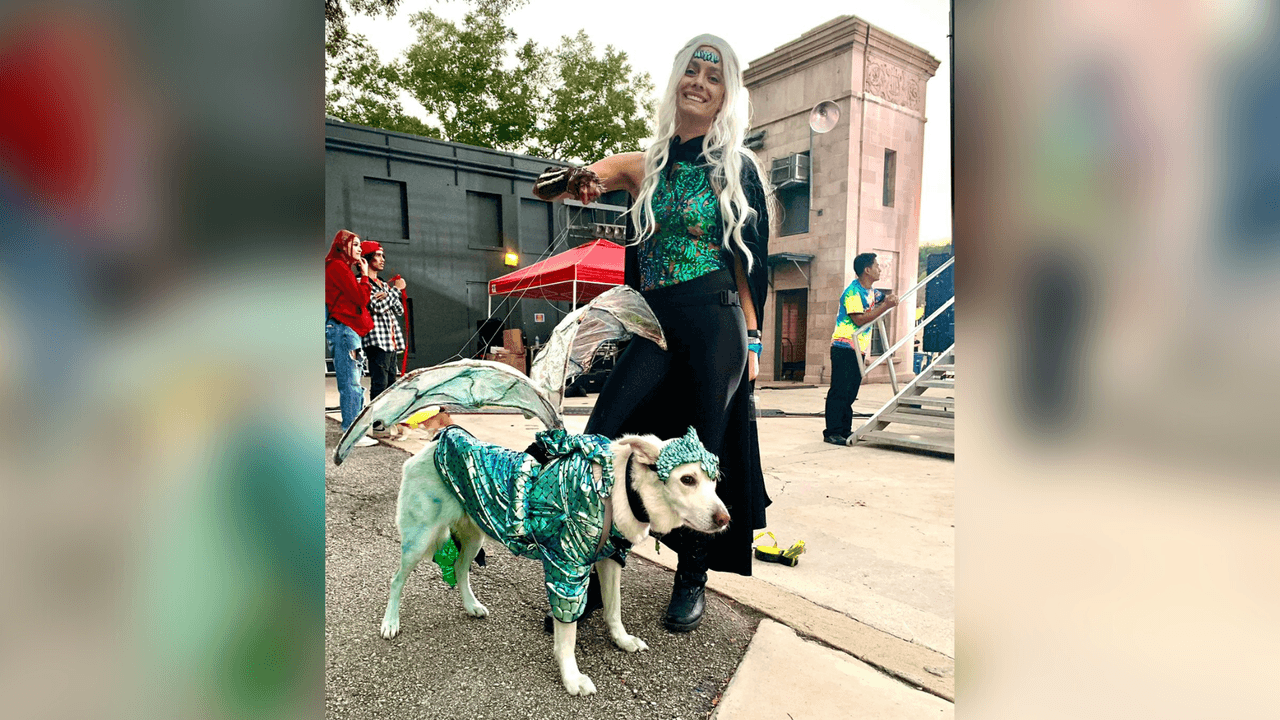 Daenerys Targaryen, de la serie Game of Thrones, con su dragón.