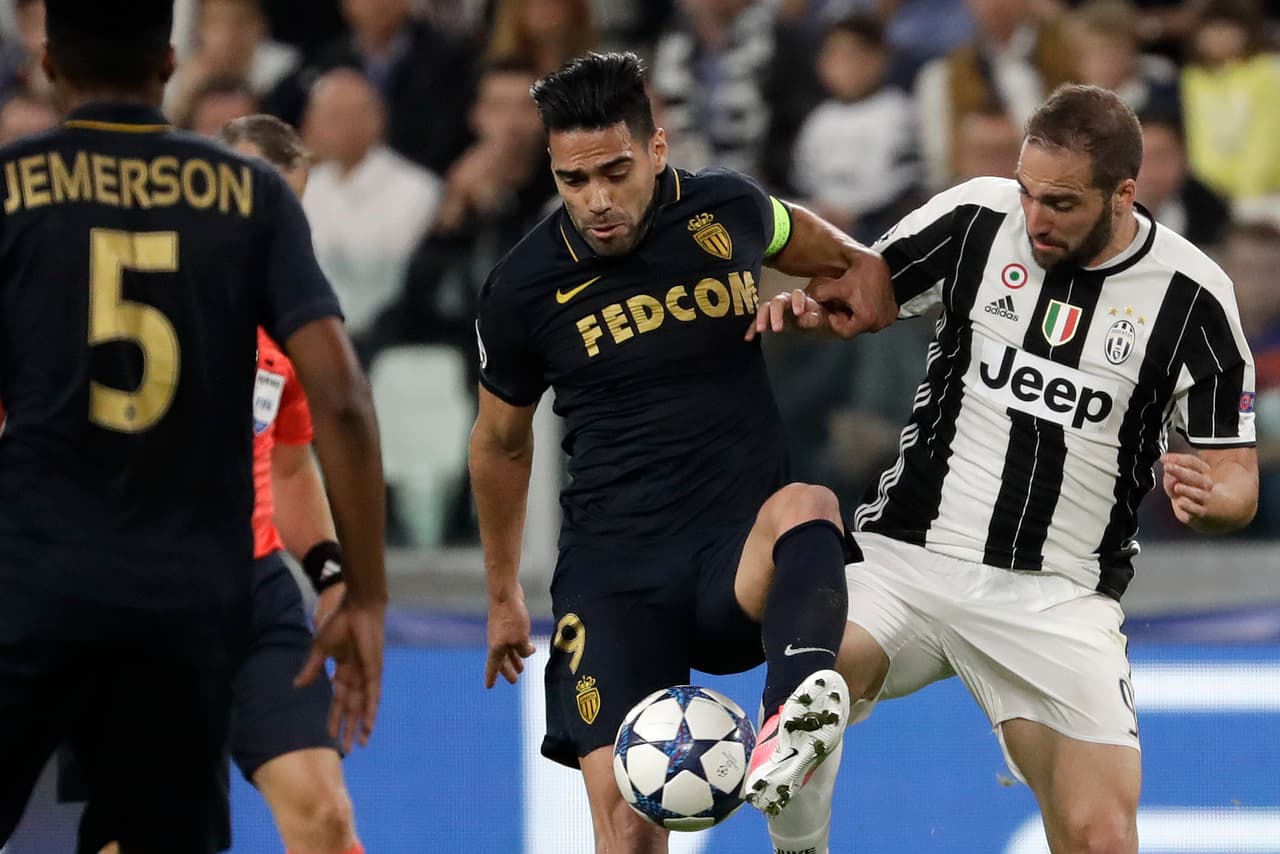 Otro que tampoco brilló fue el colombiano Falcao García. Buenos movimientos pero no estuvo fino con la puntería. En Turín no tuvo ninguna oportunidad.