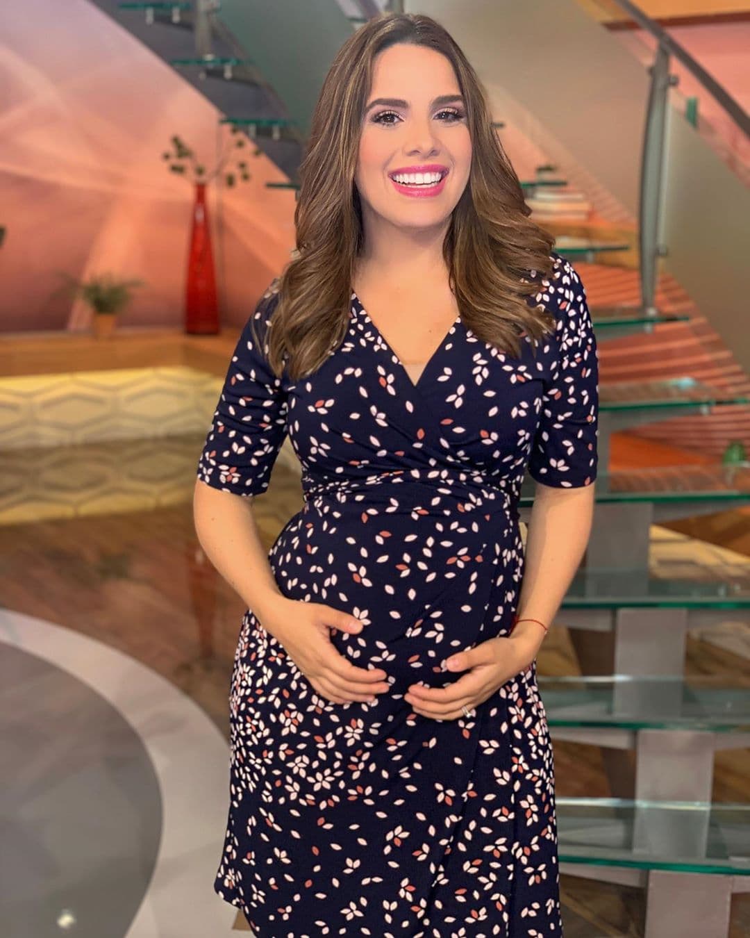 En su quinto mes de embarazo su barriguita se notaba más y aquí vemos como el lindo vestido, como los que acostumbra usar, la hace lucir 'chic' y tierna.