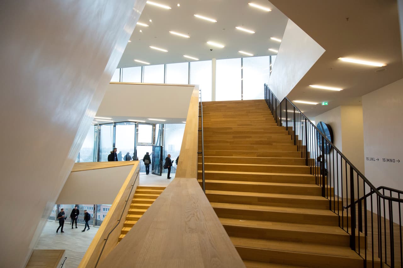 Uno de los espacios interiores del estructura muestra una gran escalera en forma de espiral.