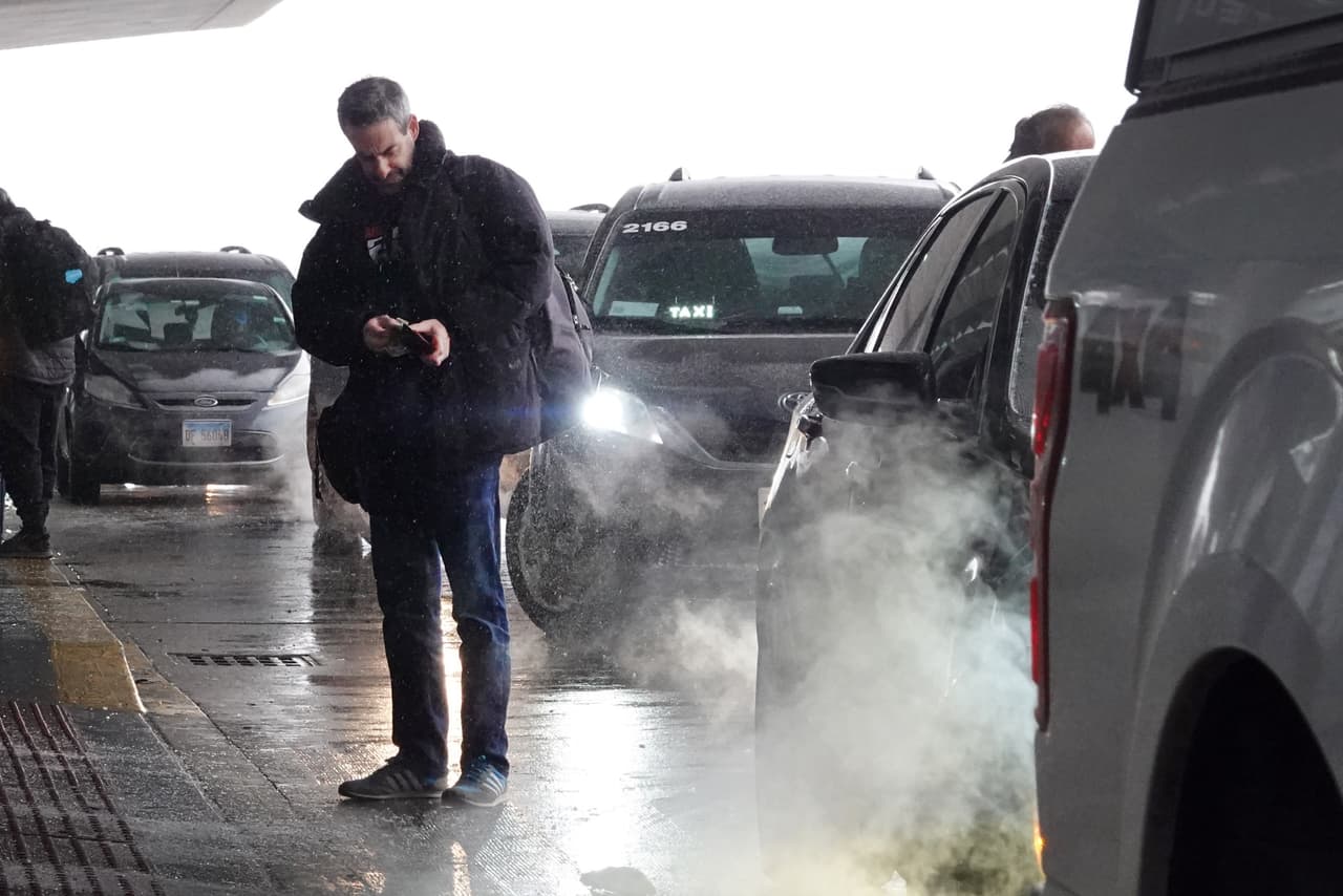 <h2 class="cms-H2-H2">Chicago, Illinois</h2>
<br>
<br>El centro del NWS en Chicago escribió en su cuenta de Twitter que la tormenta invernal golpeará la ciudad desde el jueves hasta el sábado, con probabilidades de ventisca hasta la noche del viernes. En un mensaje difundido en su cuenta de Twitter, el centro señaló que “no se esperan grandes nevadas” en la ciudad, pero que, aun así, las temperaturas llegarán hasta los -30º F (-34.4º C) el viernes. En la imagen, un hombre en el aeropuerto O’Hare este jueves 22 de diciembre de 2022.
<br>