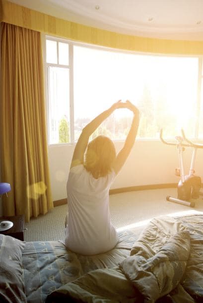 Ábrele la venta al sol matutino. Un estudio publicado en 2006 en la revista Current Biology encontró que las personas que se exponen a un poco de luz fuerte temprano por la mañana, están más alertas que las que no. Exhiben incluso una mayor actividad en las regiones cognitivas del cerebro.