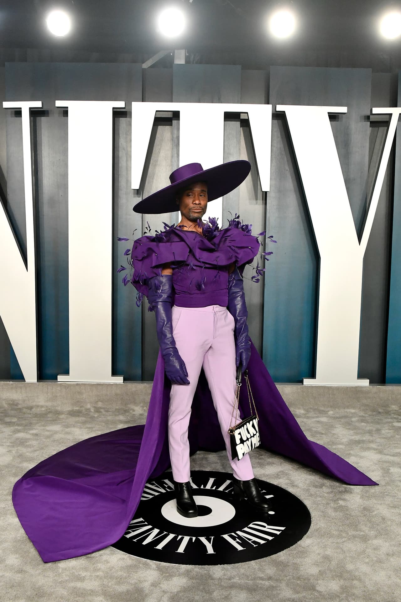 Billy Porter presumió una larga cola que provenía de su top morado, decorado con detalles naturales. Lo complementó con pantalones lilas, guantes de cuero y un sombrero de ala ancha, también morado.