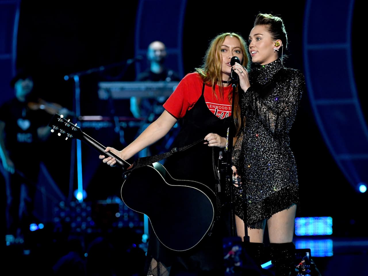 "¡Ya se ha revelado el secreto! ¡Estoy tan emocionada por ustedes, chicos! Habíamos esperado mucho tiempo para este día y ha valido la pena. ¡Los quiero tanto a los dos!", escribió emocionada la también cantante.