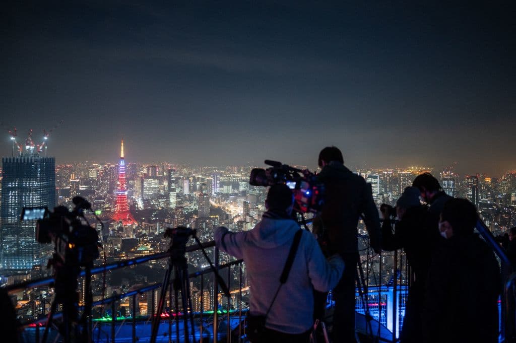 Videoperiodistas y fotoreporteros documentaron este eclipse parcial desde la plataforma de observación de Roppongi Hills, en la capital de Japón. A lo lejos se ve la Torre de Tokio, iluminada en honor al premio MVP que recibió este viernes el jugador japonés de béisbol de Grandes Ligas Shohei Ohtani.