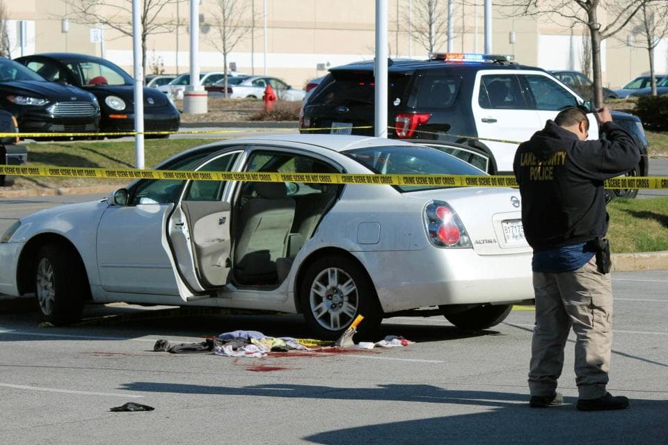 Niña de 3 años casi mata a su madre embarazada de un disparo con el arma que dejó su padre en el auto