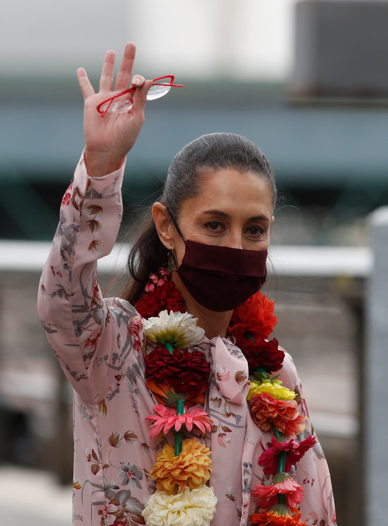 En 2020, durante la pandemia de covid-19, se le vio usando cubrebocas guinda, el color del partido que la llevó a la presidencia. En un evento público usó una blusa rosa floreada y se le entregó un collar de flores.