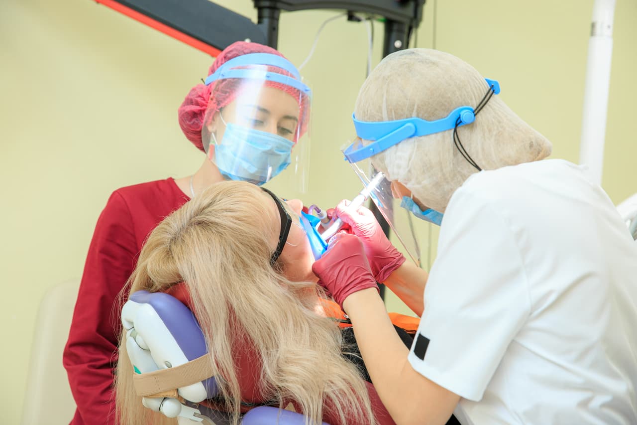 <b>Asistente de dentista</b>.
<br>
<br>Tiempo promedio para obtener un certificado: dos años
<br>Salario anual promedio: 40,080 dólares
<br>
<br>Por lo general, los programas de certificación para esta carrera los ofrecen los colegios comunitarios, escuelas vocacionales, institutos técnicos y universidades. 
<br>
<br>Lo más probable es que pueda encontrar un programa de asistencia dental acreditado cerca de usted. Hay aproximadamente 270 de estos programas en todo el país, acreditados por la 
<a href="https://www.ada.org/en/coda"><u>Comisión de Acreditación Dental</u></a>.