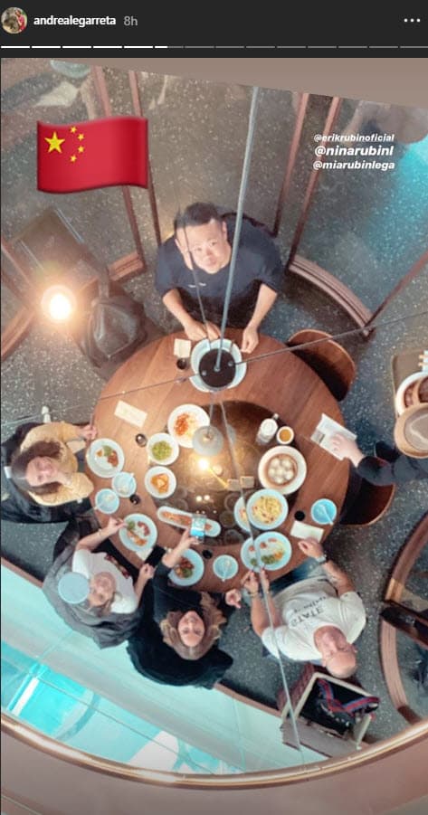 En esta imagen presentó a su guía turístico, quien les está mostrando la gastronomía y lugares más representativos de la ciudad.
<br>