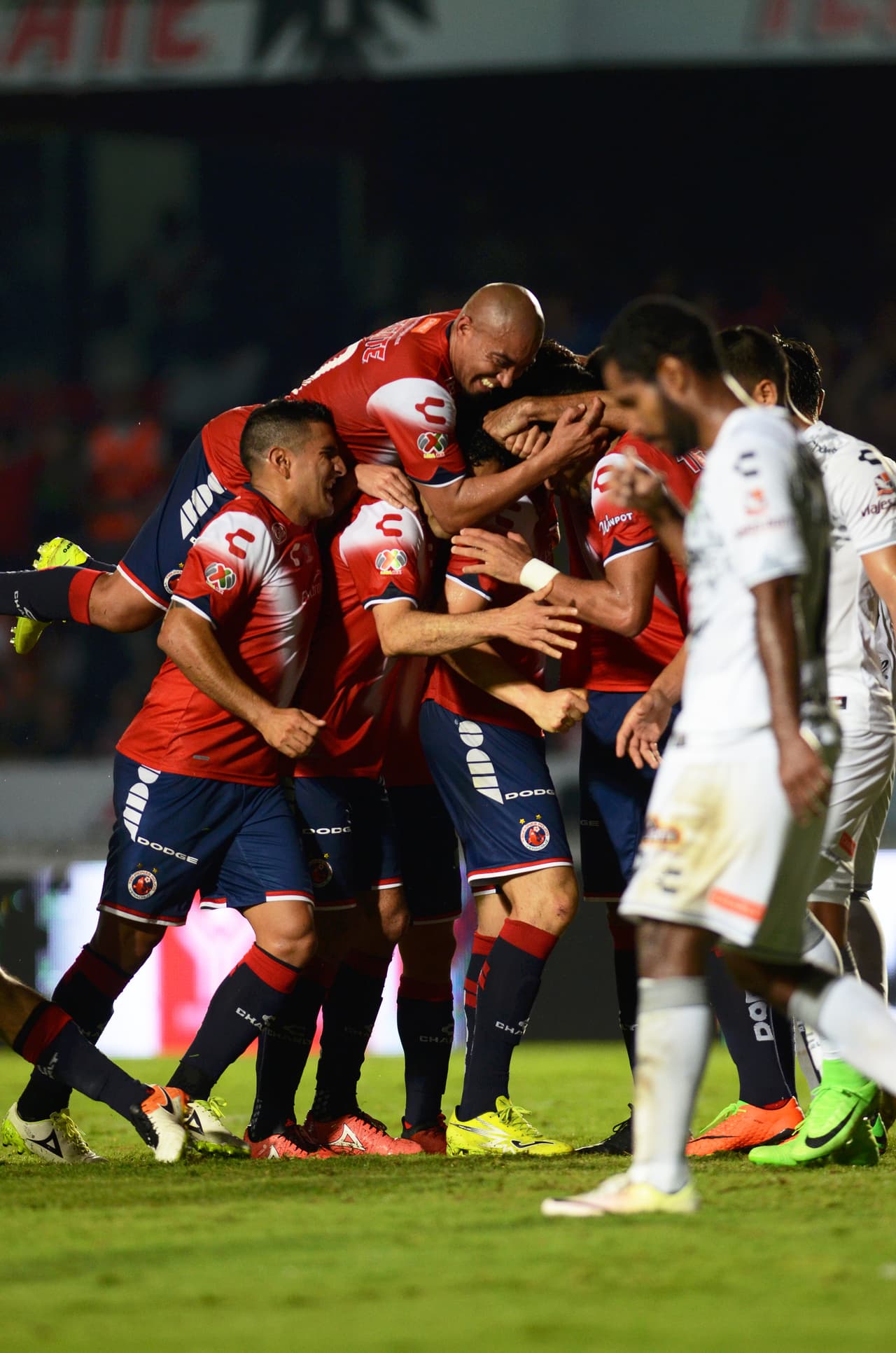 Veracruz festeja uno de sus goles frente a Jaguares.