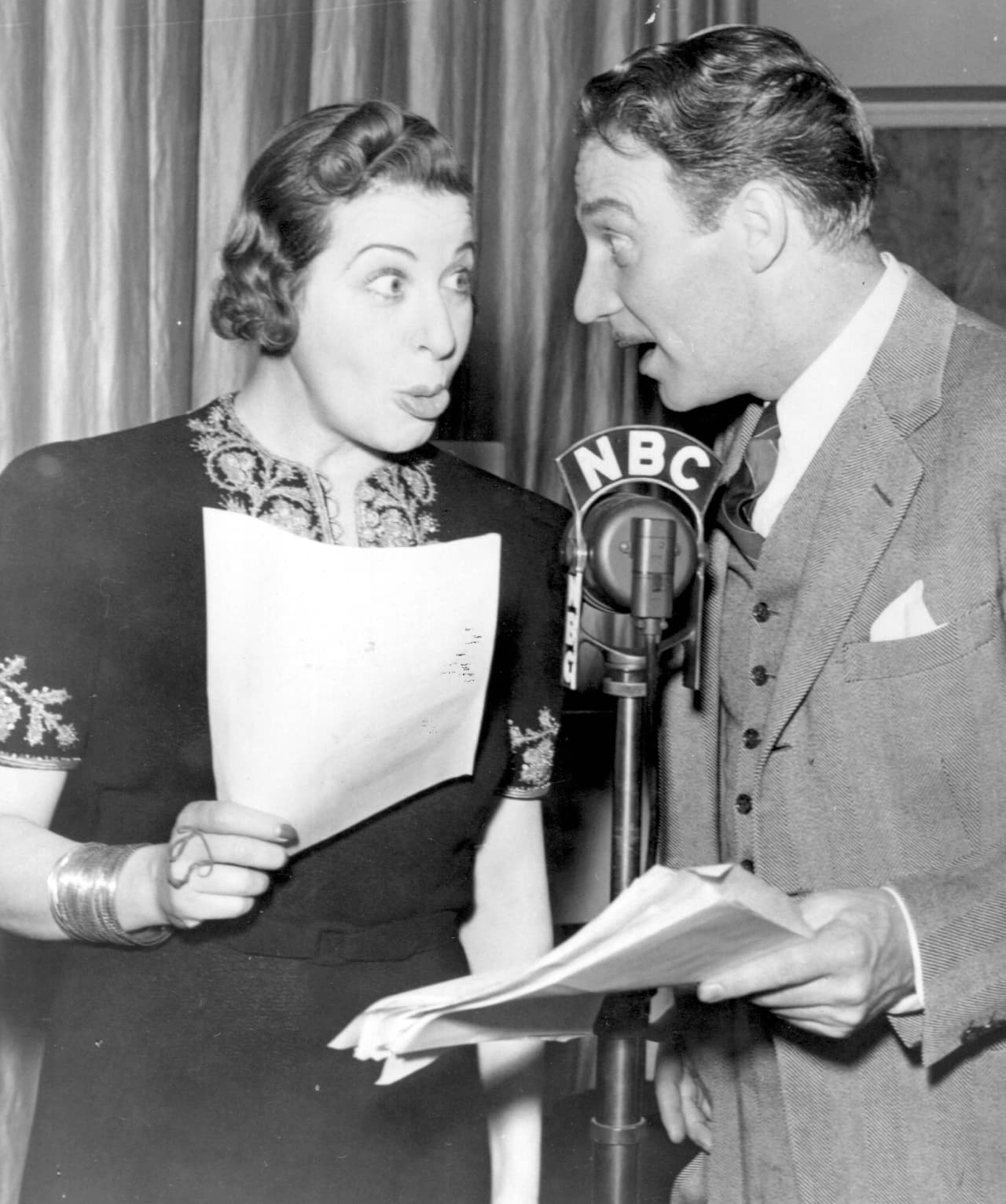 <b>Actores de radio</b>
<br>
<br>Este oficio fue muy popular antes de la llegada del cine y la televisión, cuando las historias que entretenían a los estadounidenses eran transmitidas masivamente por la radio. 
<br>
<br>Algunos actores se convirtieron en grandes estrellas por sus voces y habilidades para interpretar múltiples personajes, pero cuando las películas comenzaron a masificarse su popularidad disminuyó. En la actualidad este oficio podría tener un equivalente en los artistas de los podcast de ficción.
<br>