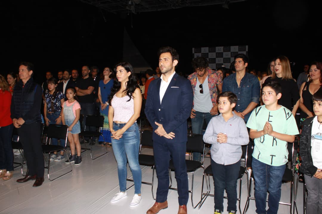 Fiel a sus tradiciones laborales, Roberto Gómez ofreció una misa católica para bendecir la historia que será la versión mexicana de 'La mamá del 10', un melodrama colombiano que trata sobre una madre que lucha contra todo para ayudar a que su hijo cumpla su sueño de ser futbolista profesional.