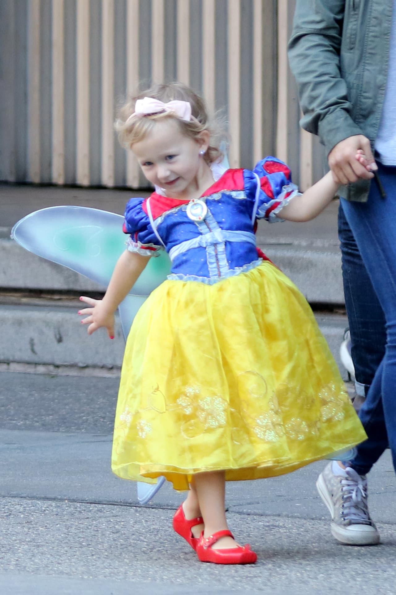 Mientras tanto, la encantadora Carmen traía puesto un disfraz de Snow White, ¡pero con alitas!