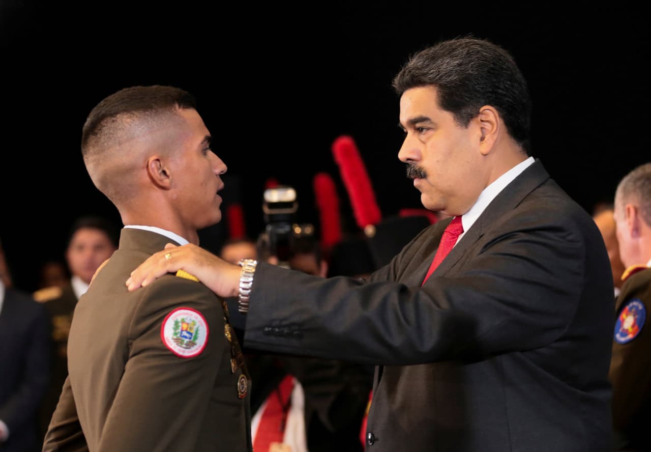 Venezuela's President Nicolas Maduro changes the epaulette of a soldier during a promotion ceremony in Caracas, Venezuela July 2, 2018. Miraflores Palace/Handout via REUTERS ATTENTION EDITORS - THIS PICTURE WAS PROVIDED BY A THIRD PARTY
