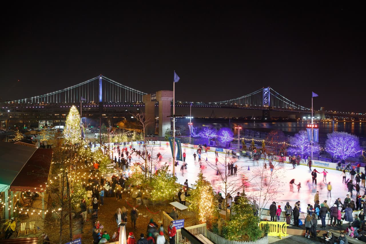 <b><a href="https://www.delawareriverwaterfront.com/places/blue-cross-riverrink-winterfest">Blue Cross RiverRink Winterfest (A partir del 25 de noviembre)</a></b>. Experimenta un paraíso invernal frente al río en el Blue Cross RiverRink Winterfest. Deslízate por una enorme pista de patinaje sobre hielo, toma una foto junto al árbol festivo y entra en calor con una bebida caliente junto a una fogata o dentro de una acogedora cabaña.