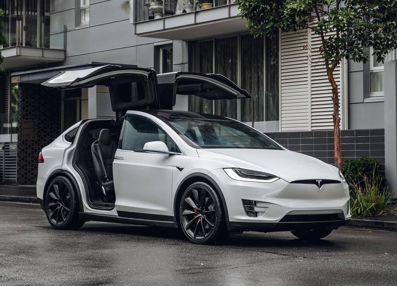 Su primera camioneta familiar llega en 2015 bajo el nombre Model X.