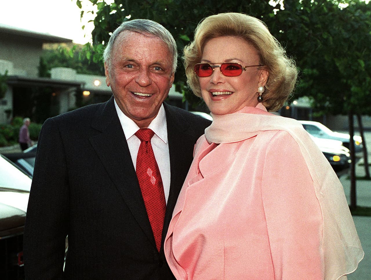 Barbara Sinatra, la viuda del legendario cantante Frank Sinatra, murió el martes 25 de julio del 2017 de causas naturales en su casa en Rancho Mirage, California. Tenía 90 años. (AP Foto/Mark J. Terrill, Archivo).