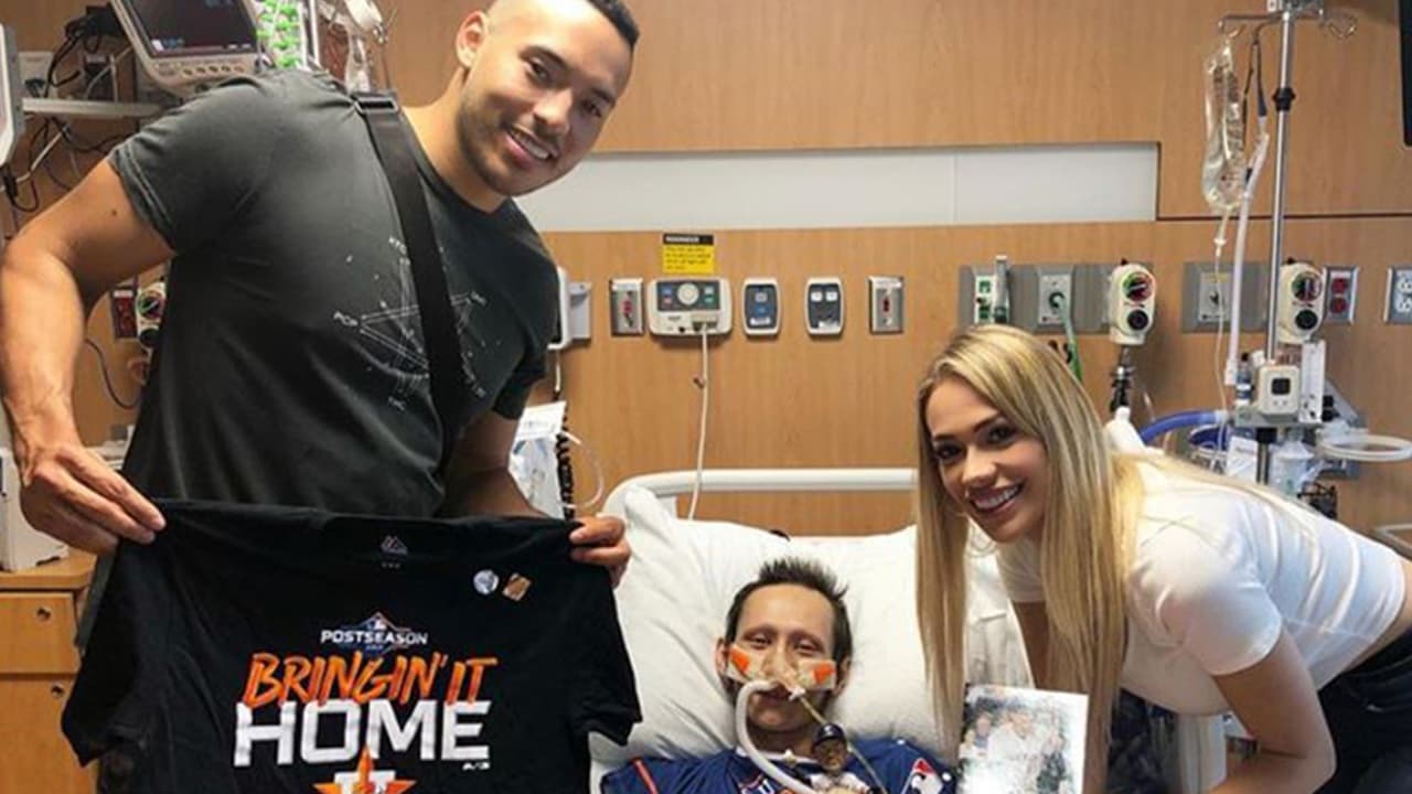 Jalen García que sostuvo una lucha contra el cáncer, recibió la sorpresiva visita del jugador de Astros
<a href="https://www.univision.com/local/houston-kxln/el-jugador-de-los-astros-carlos-correa-visita-a-un-joven-enfermo-de-cancer-y-lo-llena-de-esperanzas-video">Carlos Correa</a> en el Hospital MD Anderson.