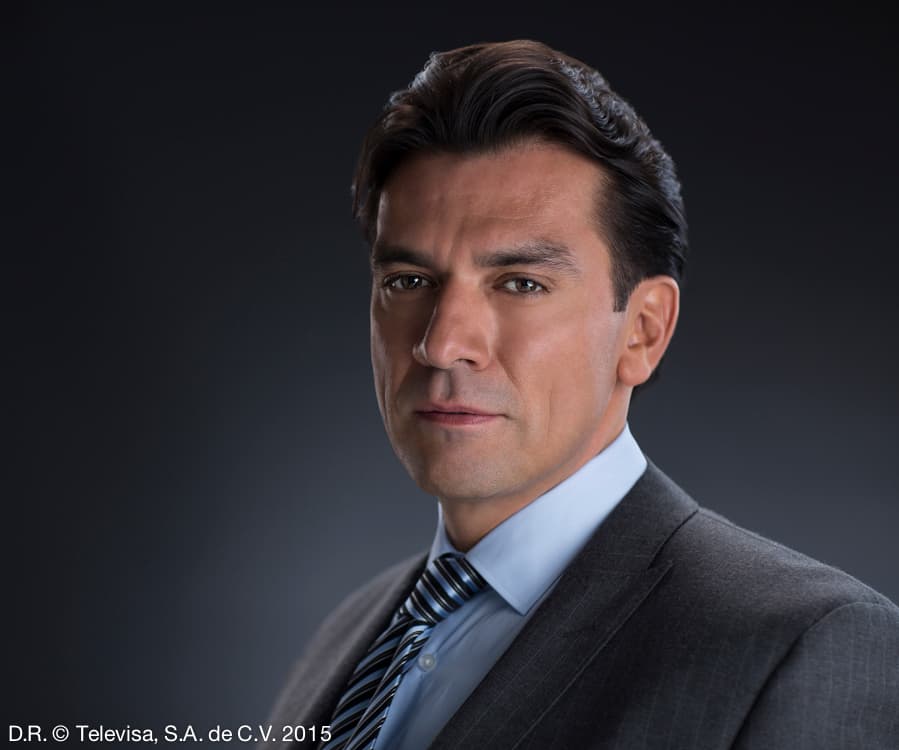 Muy pronto lo podrás ver en Univision, y te darás cuenta del por qué se encuentra entre los galanes que los años le han sentado de maravilla.