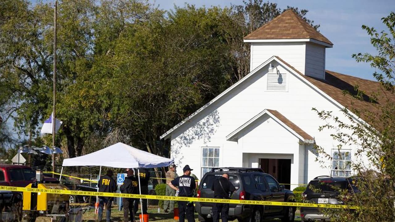 26 personas murieron y más de 20 resultaron heridas tras un
<a href="https://www.univision.com/local/houston-kxln/noticias/tiroteos/un-tiroteo-deja-al-menos-26-muertos-en-una-iglesia-de-un-pequeno-pueblo-de-texas" target="_blank">tiroteo registrado en el interior de una iglesia en Sutherland,</a> un poblado al sureste de San Antonio. "
<b>Esta es la peor masacre ocurrida en el estado"</b>, dijo Greg Abbott, gobernador del estado, en referencia al hecho ocurrido dentro de
<a href="http://www.univision.com/noticias/tiroteos/en-fotos-tiroteo-en-iglesia-de-sutherland-springs-deja-al-menos-20-muertos-y-decenas-de-heridos-fotos"><b>una pequeña iglesia bautista.</b></a>