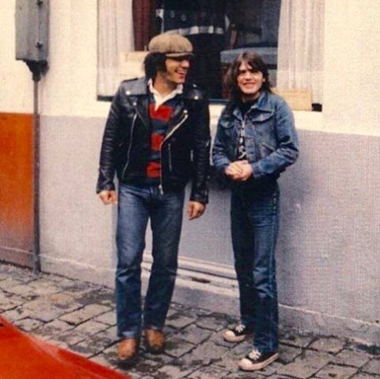 Su última gira fue entre 2008 y 2010 por el disco "Black Ice", el álbum número 20 de la banda, el cual se grabó tras estar ocho años lejos de los estudios.