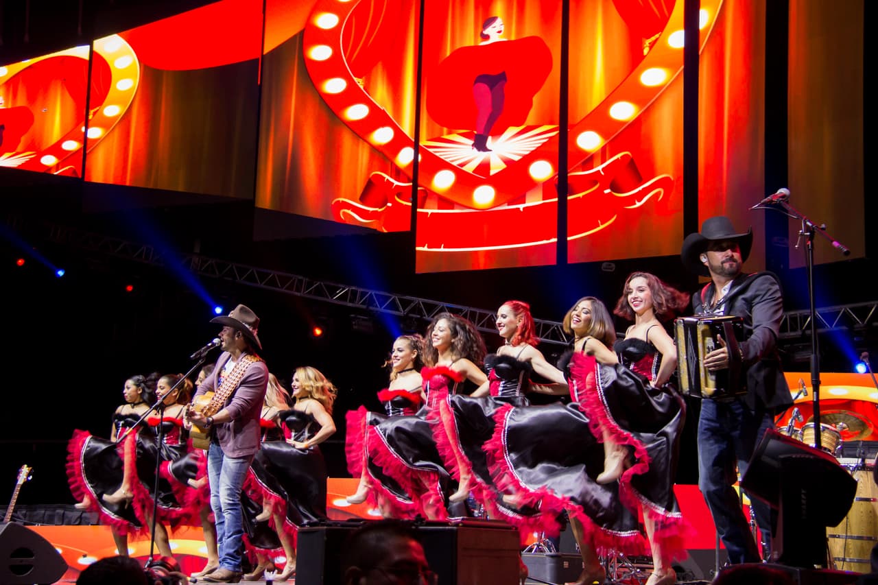 Los músicos norteños prepararon un gran espectáculo para celebrar su aniversario número 22 junto a sus paisanos de Monterrey, Nuevo León.