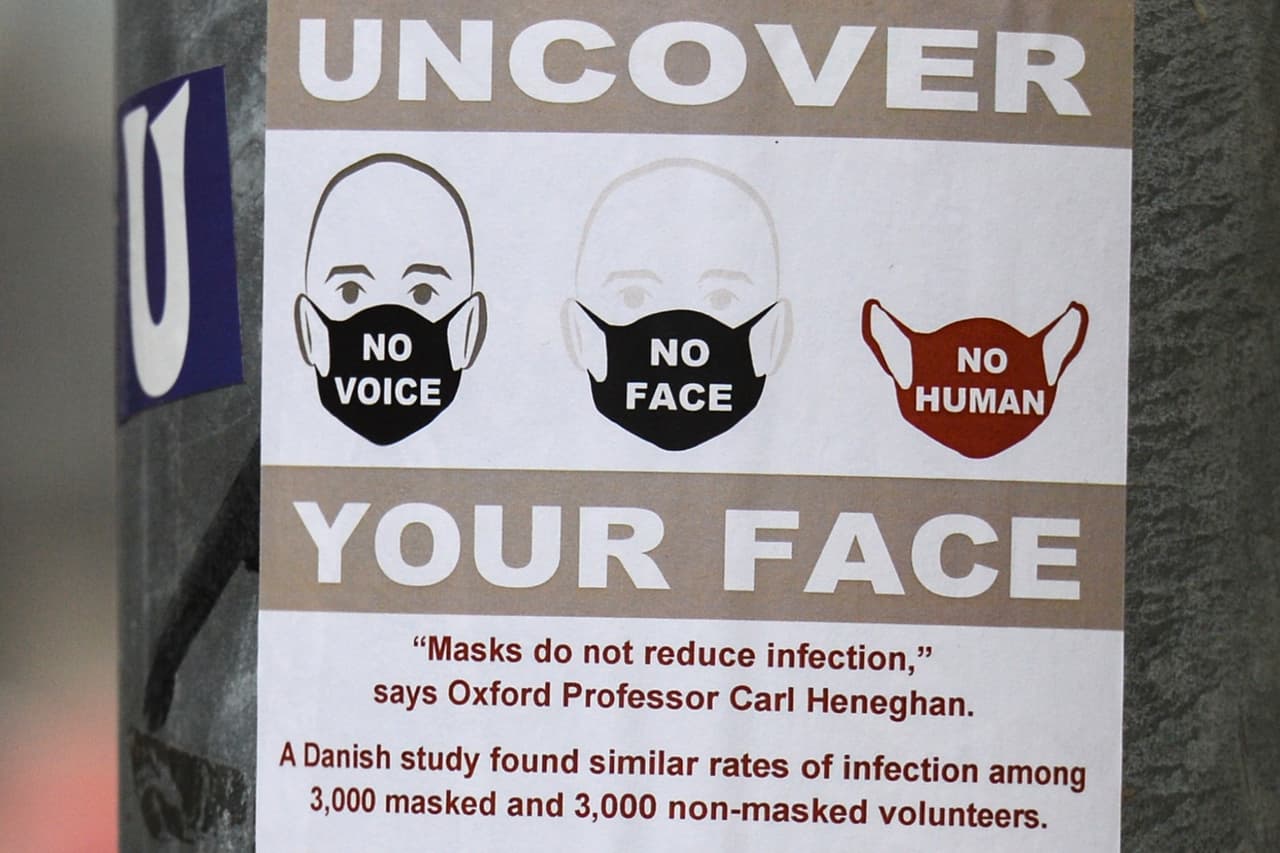 "Destapa tu cara". Un cartel con desinformación usa una cita y datos para transmitir datos erróneos que contradicen
<a href="https://www.univision.com/noticias/dudas-temores-sobre-el-uso-de-doble-mascarilla-esto-es-lo-que-sabemos-verificado-por-el-detector">lo que recomiendan las autoridades sanitarias sobre las mascarillas,</a> para evitar contagios con coronavirus. Dublin, Irlanda, 1ro de febrero del 2021.
<br>