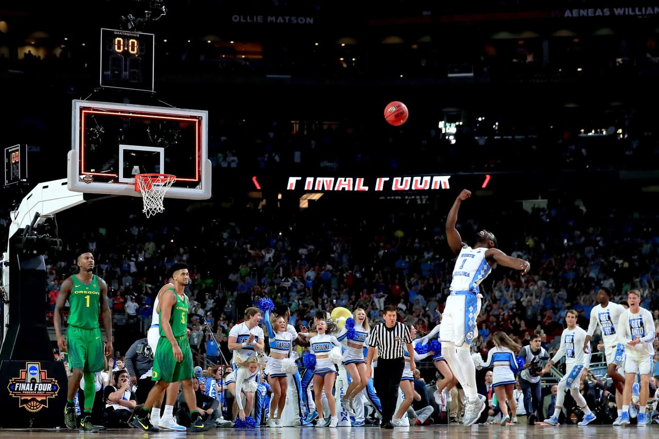 La felicidad de North Carolina Tar Heels se notó en el lanzamiento de balón al aire de Theo Pinson en la última jugada del partido, luego de un reñido 77-76 en la llave contra Oregon Ducks. Así llegaron los finalistas del baásquetbol universitario de NCAA.