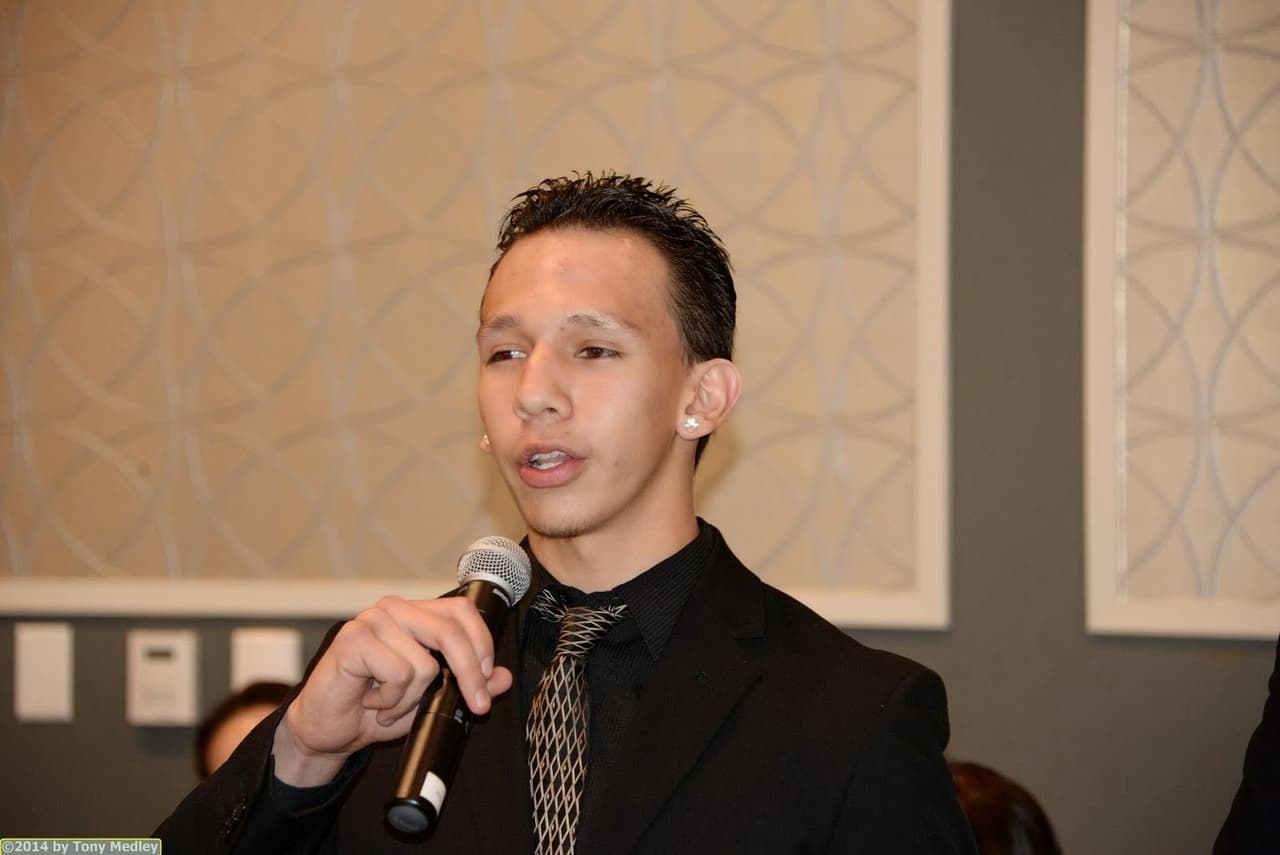 Carlos Segovia habla en una recepción por un concurso de arte.