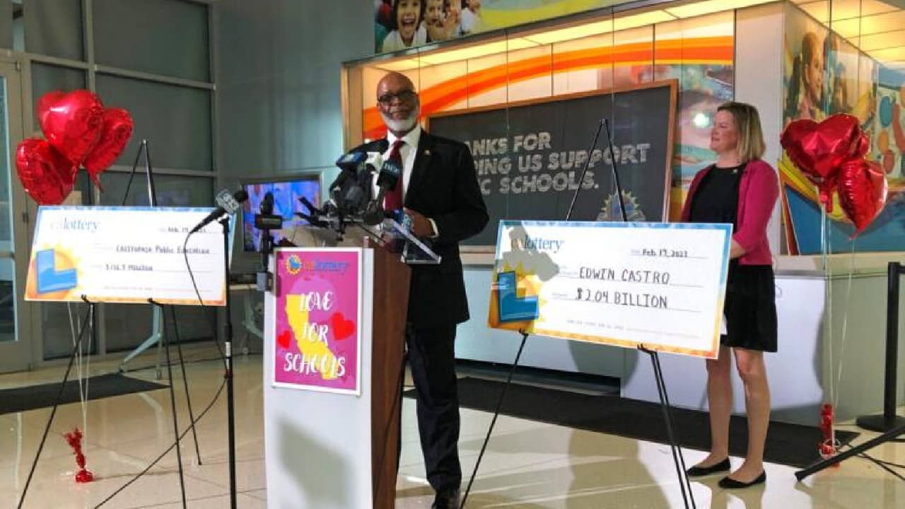 1.
<b>$2.04 mil millones de Powerball</b>, que fueron sorteados el 7 de noviembre de 2022, y ganados por
<b>Edwin Castro</b> en California.