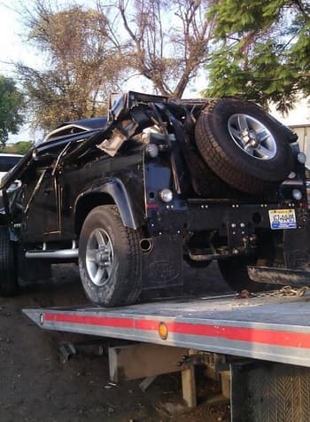 En las redes sociales comenzaron a circular estas fotografías, las cuales mostraban lo dañada que había quedado la camioneta del cantante.