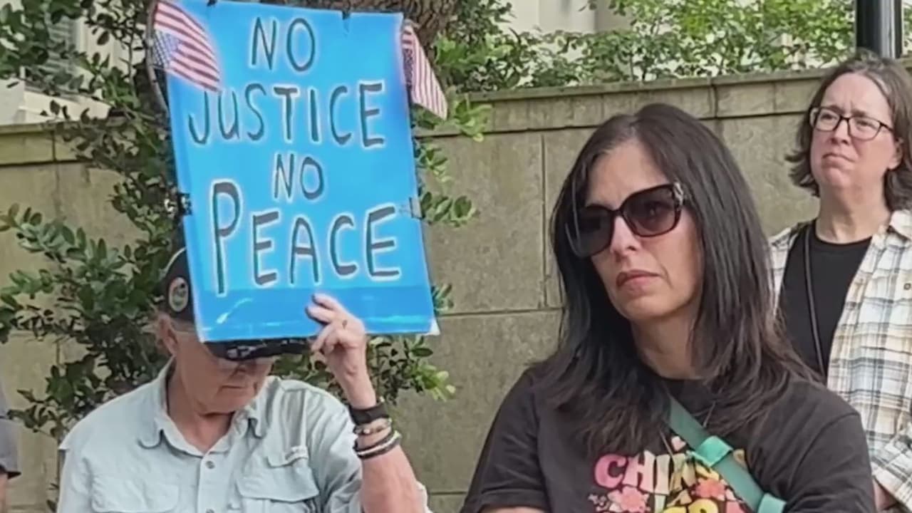 Una mujer inmigrante que tomó el micrófono cuestionó lo sucedido.
<br>
<br>
<b>“Su delito fue salir a trabajar, si así lo quieren llamar: un delito,” dijo Blanca Shagoya.</b>